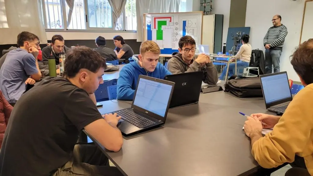 La Coneau acreditó la primera Ingeniería de Uader