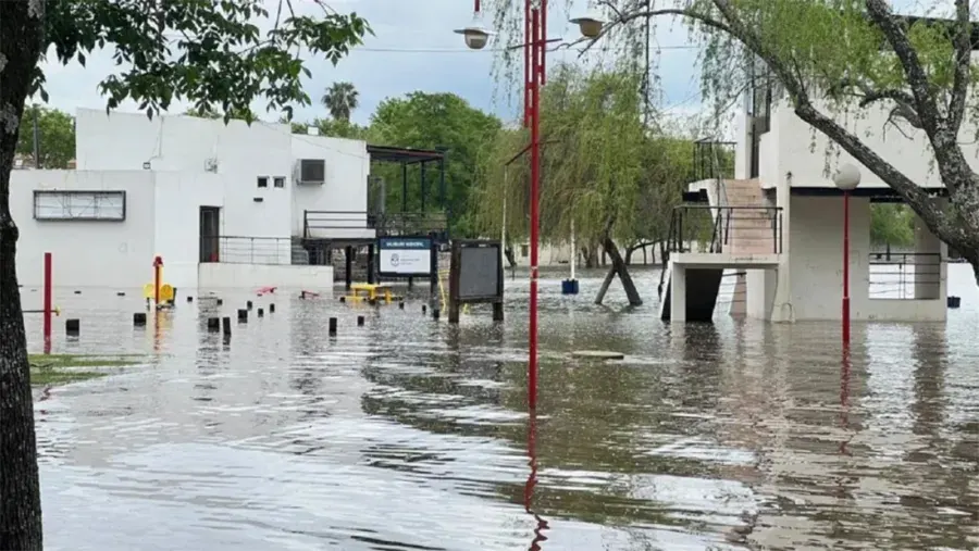 La costanera de Gualeguaychú quedó bajo el agua y el río ingresó al Parque Unzué