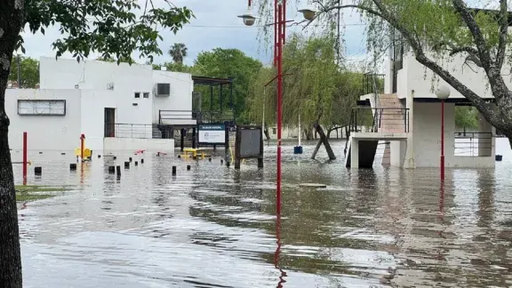 La costanera quedó bajo el agua y el río ingresó al parque Unzué