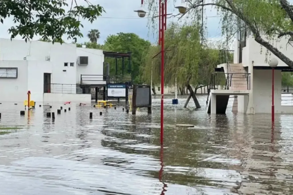La crecida del río Gualeguaychú inundó la costanera y llegó al Parque Unzué
