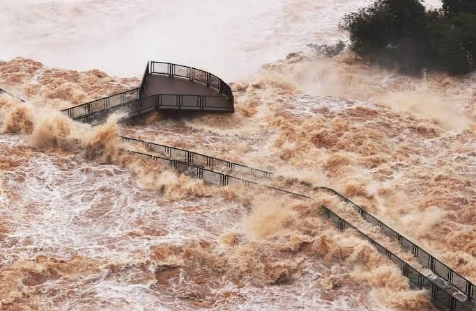 La crecida del río Iguazú obligó a cerrar los circuitos turísticos de las Cataratas