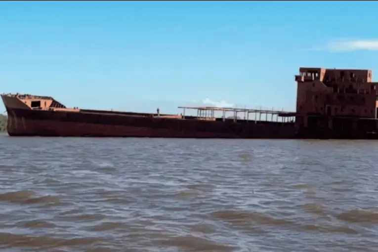 La crecida del río Paraná arrastró un barco de 107 metros que llevaba años amarrado