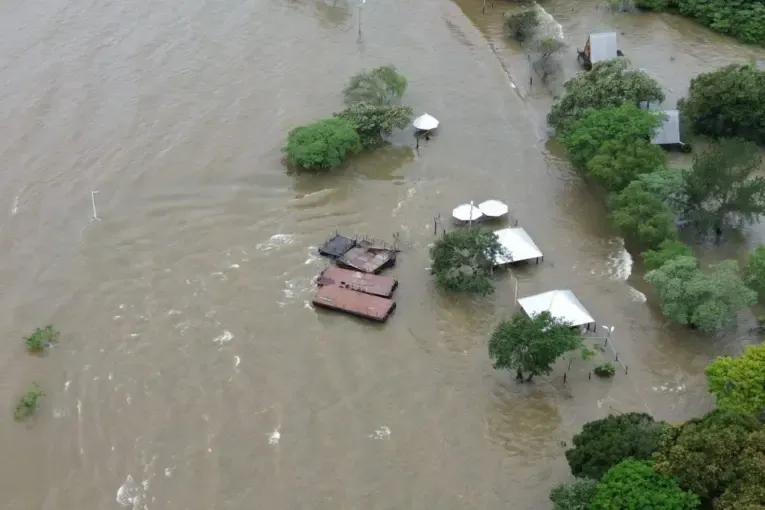 La crecida del río Paraná provocó inundaciones en una isla de Corrientes