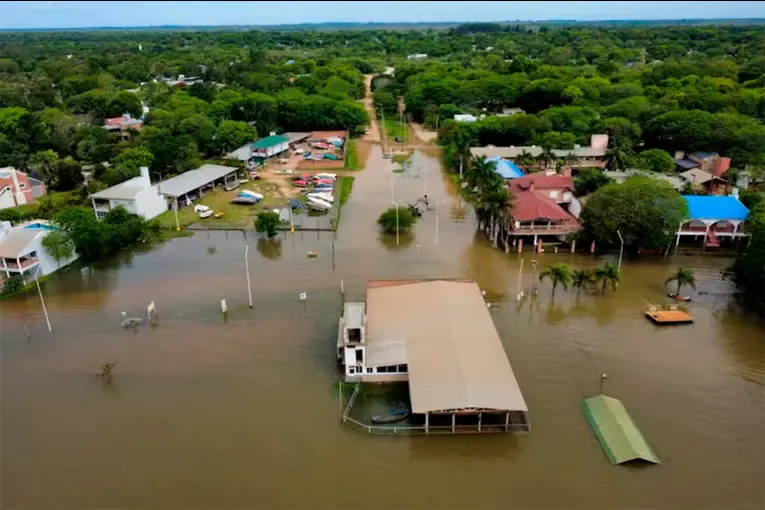 La crecida del Río Paraná rompió una defensa en una ciudad turística de Corrientes y el agua inundó varios barrios