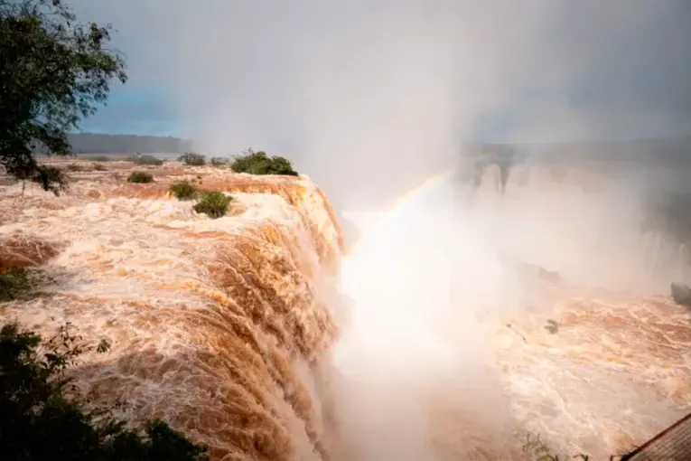 La crecida mantiene restricciones en Cataratas del Iguazú: qué paseo vuelve a funcionar