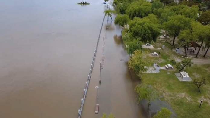 La creciente del río Paraná llega a Entre Ríos: el agua avanza sobre la costa de Santa Elena