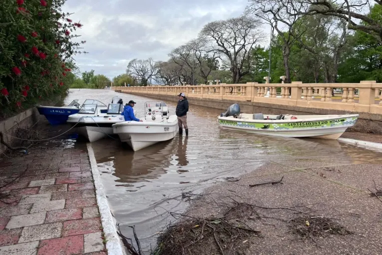 La creciente del río Uruguay hizo caer las reservas de las excursiones de pesca en Concordia