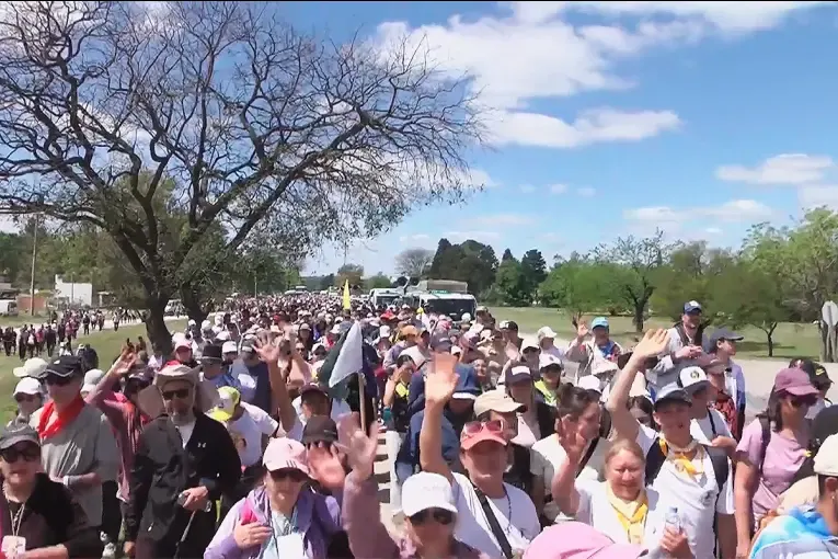 La emoción crece en el tramo final de la Hasenkamp-Paraná: los peregrinos ingresaron a la ciudad