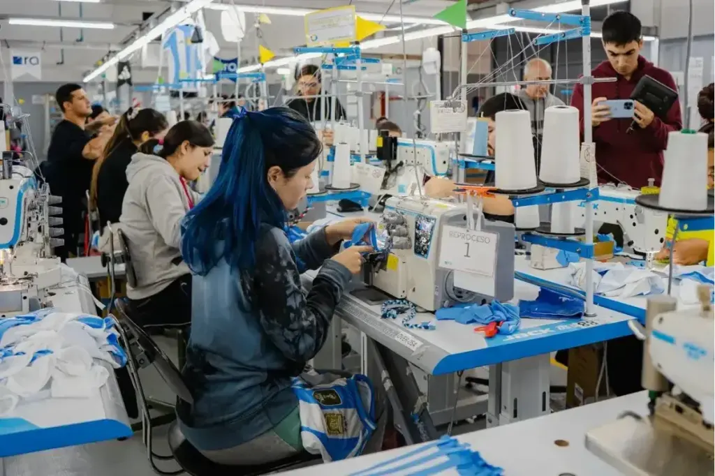 La empresa que fabrica camisetas de la Selección suspendió trabajadores y adelantó vacaciones