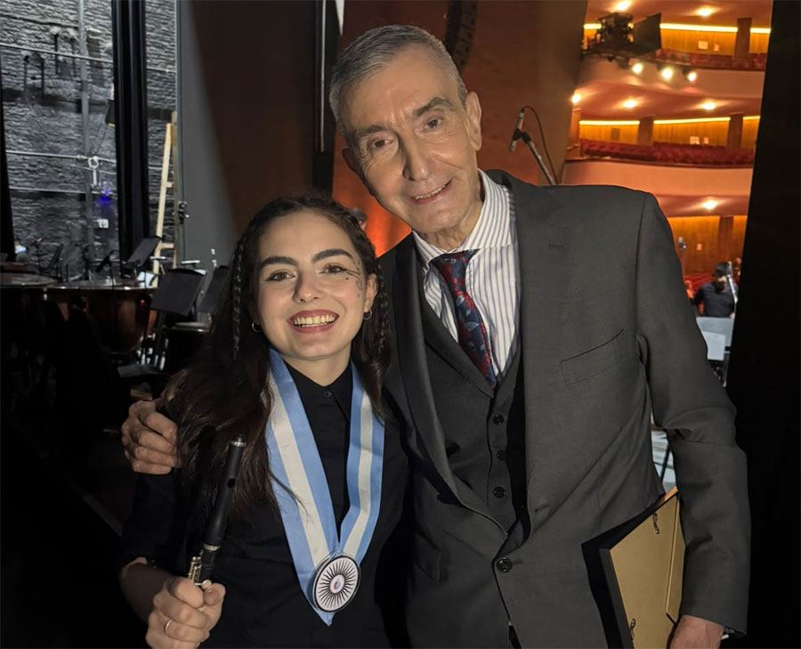 La flautista uruguayense Delfina Díaz Brau deslumbró en el Teatro Coliseo junto a destacados artistas