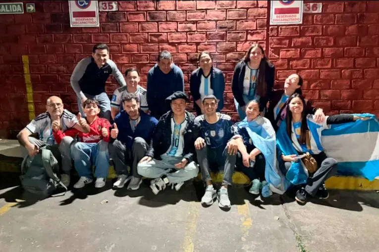 La historia del chino que cerró su supermercado y llevó a sus empleados a la despedida de Messi: “Lo hice de corazón”