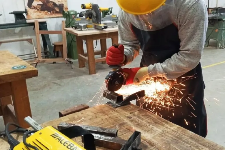 La IA y la brecha tecnológica: los desafíos de las tres escuelas técnicas de la ciudad