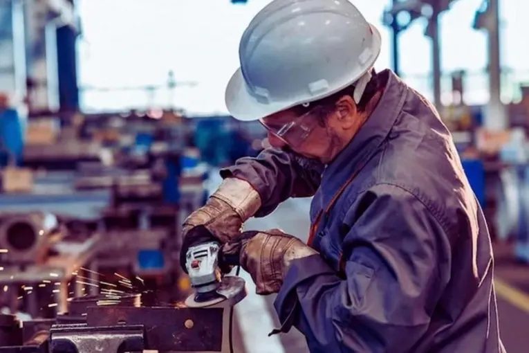 La industria continúa en baja y mantiene más del 40% de su capacidad sin utilizar