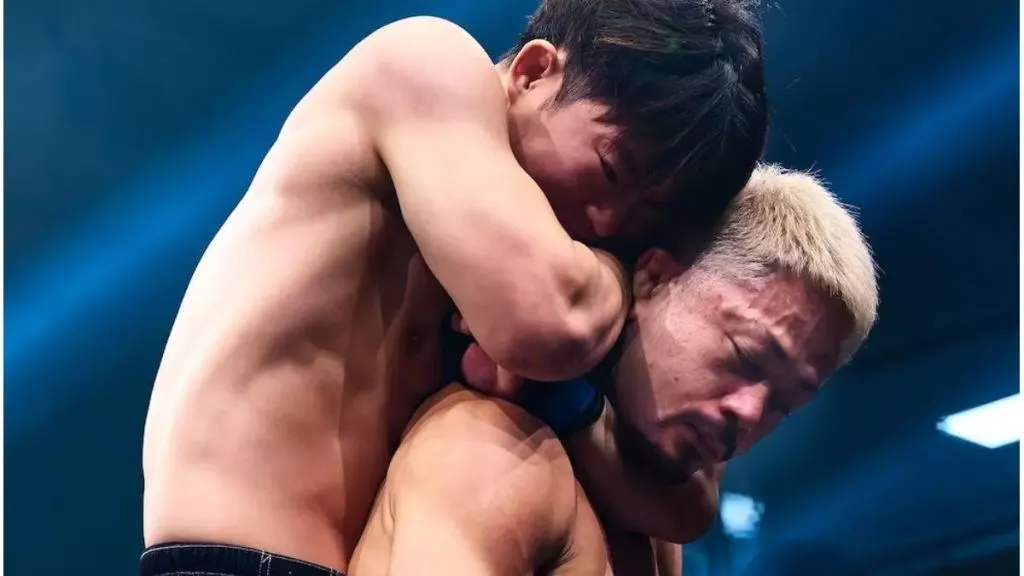 La inesperada maniobra de un luchador de MMA: fingió quedar inconsciente para zafar de su rival