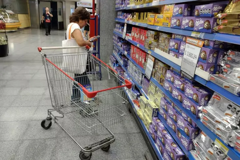 La inflación se aceleró al 1,9% en septiembre y llegó al 33,4% interanual