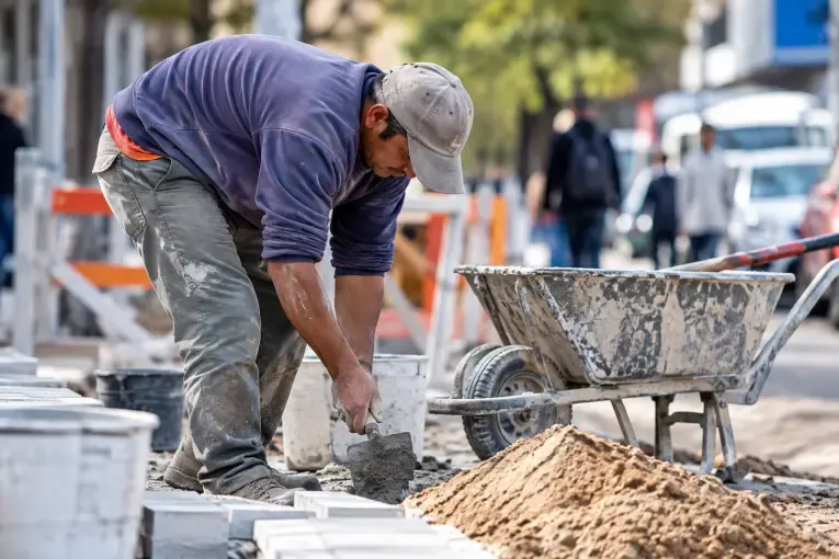 La informalidad laboral llegó al 45% en Argentina y supera el 80% en algunas ciudades