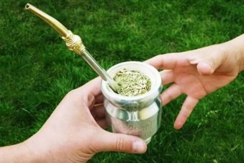 La invitó a tomar mates, se enfureció porque no había nada para comer y terminó detenida por lesionarlo