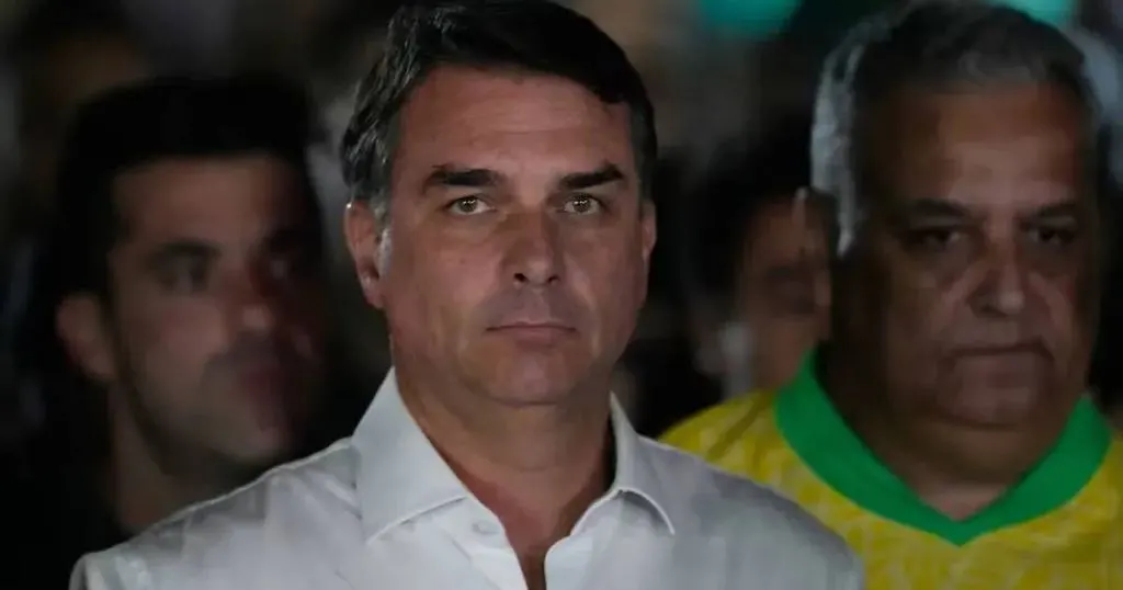 La Justicia le prohíbe a Flavio Bolsonaro salir del país por una causa y lo intima a entregar su pasaporte
