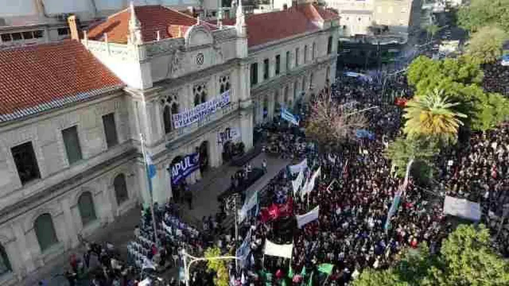 “La llama no se apaga»: La UNL y sindicatos docentes y no docentes de Santa Fe convocan a la 5° Marcha Federal por la Universidad Pública