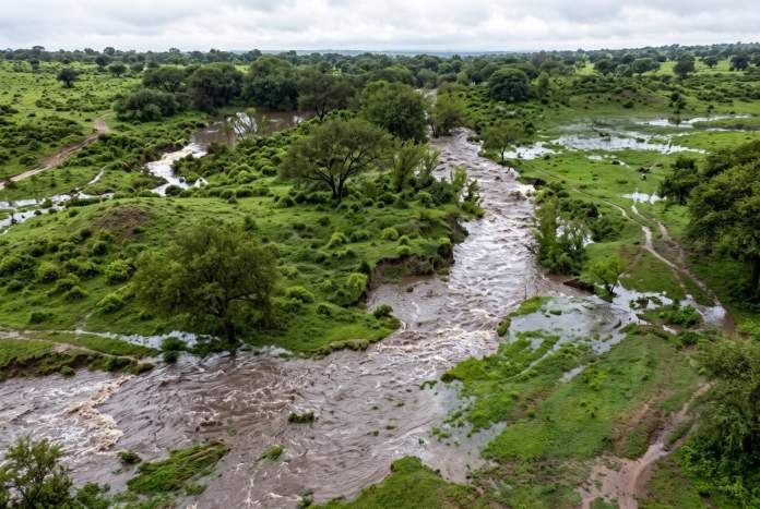 La lluvia inundió un campo en Costa Grande