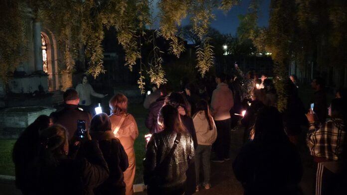 La Noche de las Velas convocó a cientos de personas en el Cementerio Municipal