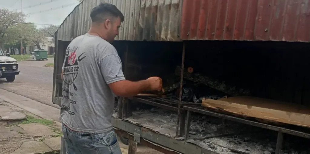 La parrilla El 12 apela a la solidaridad vecinal para vender la producción