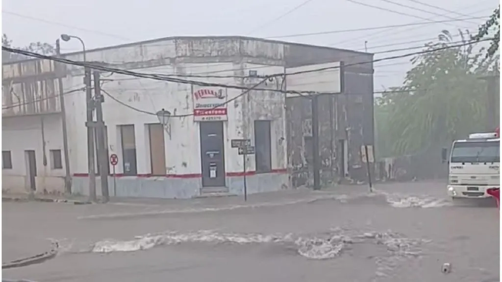 La Paz: un fuerte temporal anegó calles y afectó a vecinos