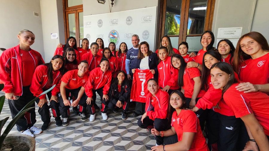 La Primera División Femenina de Independiente realiza su pretemporada en Colón y fue recibida por el intendente José Luis Walser