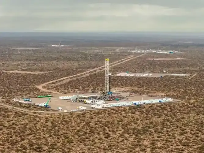 La producción de petróleo es récord en la Argentina y se acerca al millón de barriles diarios