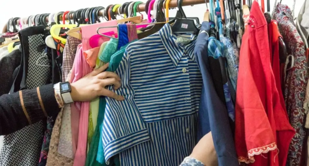 La Sociedad de Beneficencia realiza una gran barata de ropa este sábado