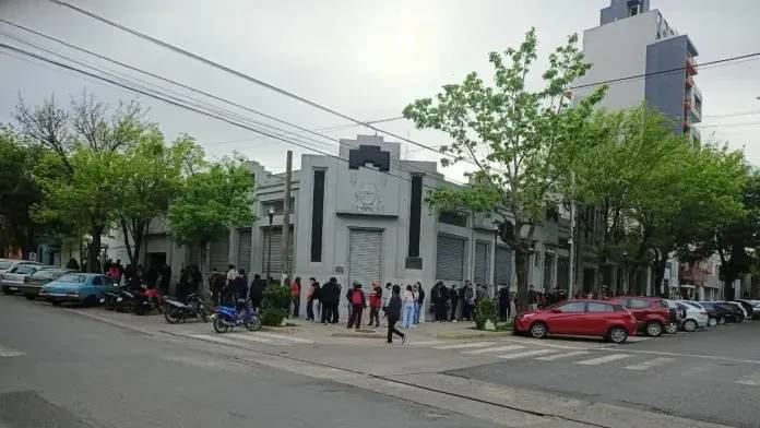 Larga fila de jóvenes en la oficina de empleo de Paraná para postularse a 3 puestos laborales