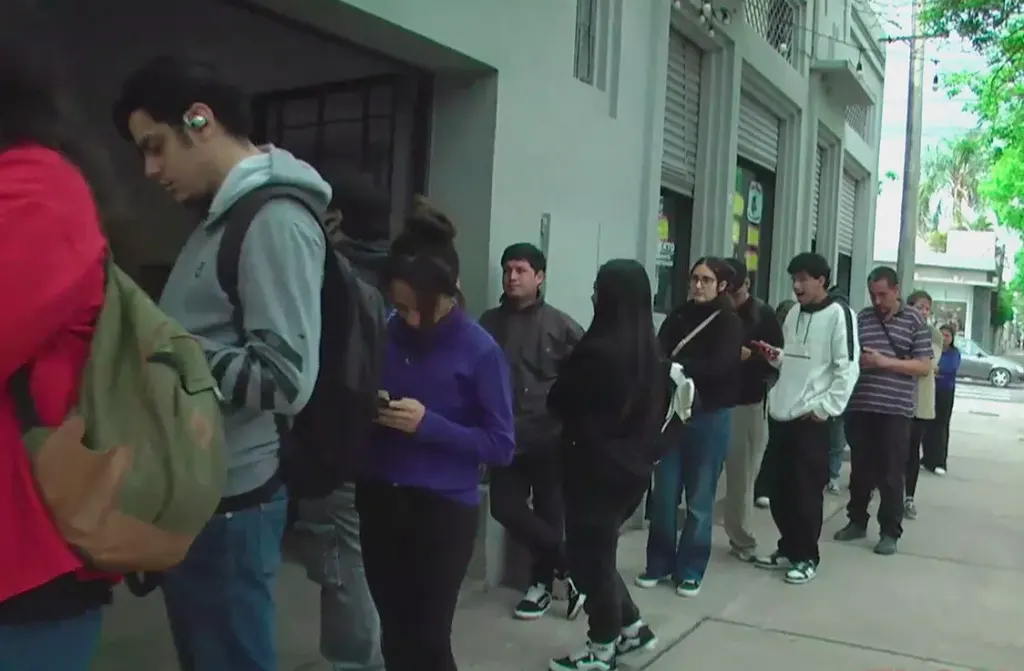 Largas filas de jóvenes en Paraná buscando un puesto de trabajo