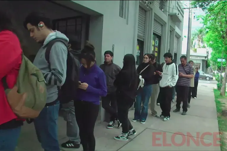 Largas filas de jóvenes en Paraná para buscar trabajo: hay 70 puestos de entrenamiento laboral