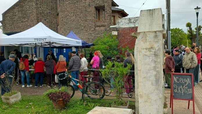 Largas filas en feria de Paraná para comprar dos paquetes de acelga por $1.500 y otras verduras de oferta