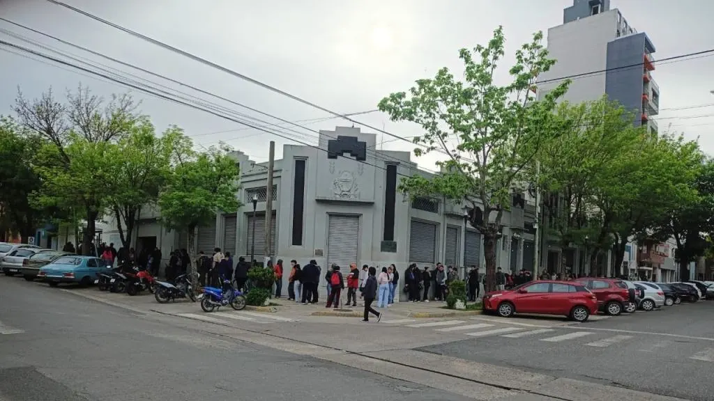 Largas filas en la oficina de empleo de Paraná para solicitar trabajo