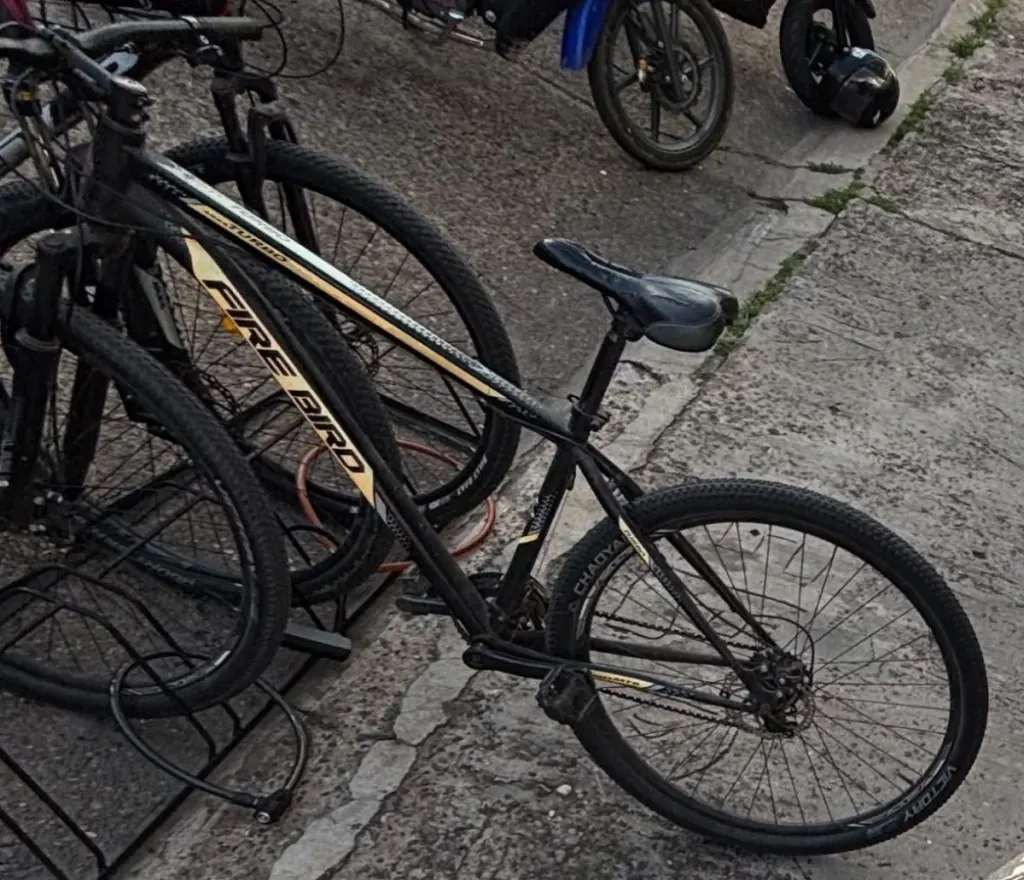 Le robaron la bicicleta a una joven frente a una academia de danza