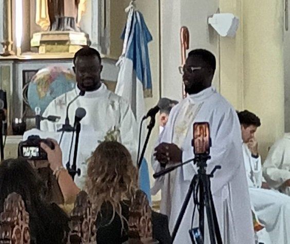 “Lejos de su tierra”: Emotiva ordenación diaconal en Crespo de misioneros del Verbo Divino, oriundos de Ghana