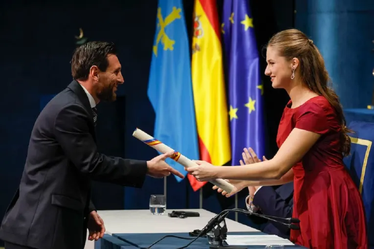 Leo Messi recibió el Premio Princesa de Asturias de los Deportes 2026 de manos de la princesa Leonor