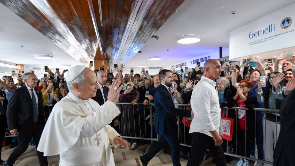 León XIV mejora tras la cirugía y sigue en duda su viaje a Sudamérica