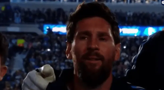 Lionel Messi no pudo contener la emoción al cantar el himno en su último partido