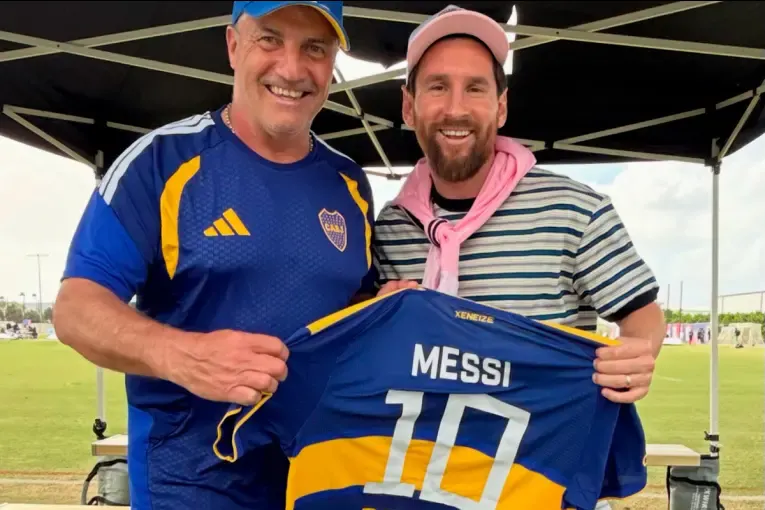 Lionel Messi recibió una camiseta de Boca de manos de Blas Giunta y posó para una foto