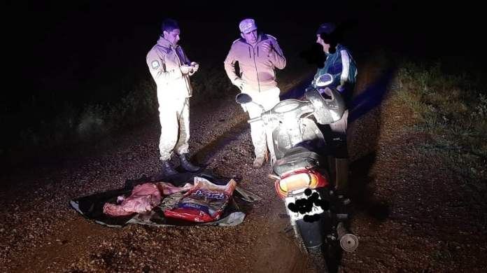 Llevaban una oveja faenada en una moto: un detenido y un prófugo