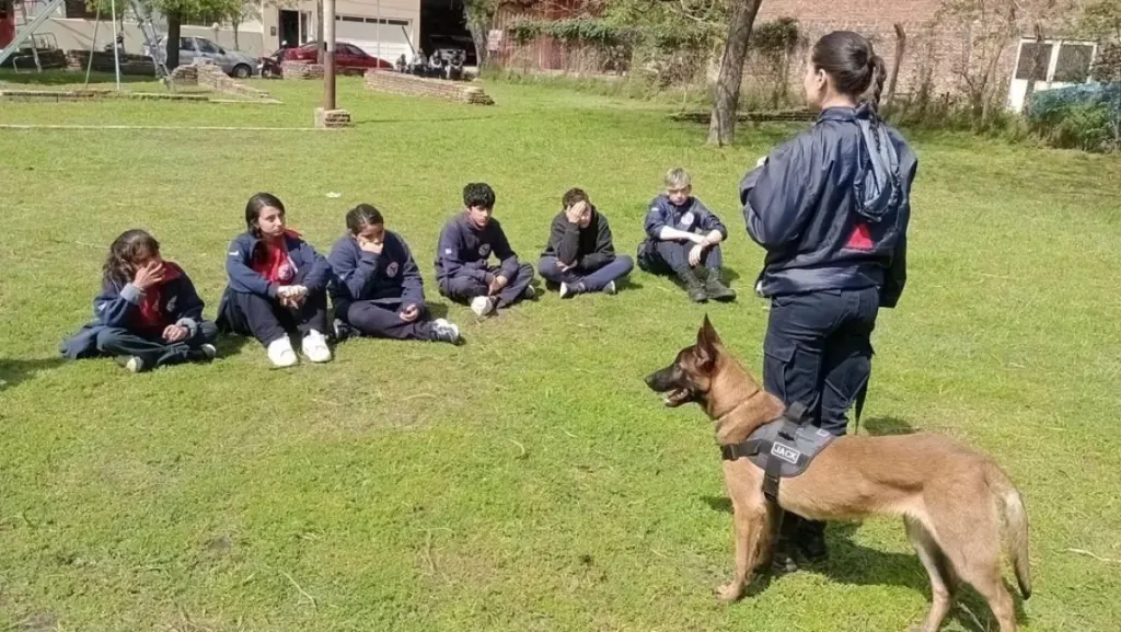 Los cadetes de Bomberos Voluntarios conocieron el trabajo del Área K9