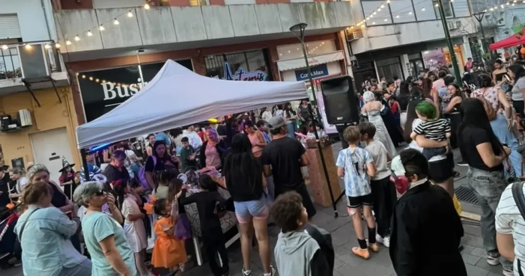 Los comerciantes de la peatonal organizan una tarde de Halloween con música, juegos y sorpresas