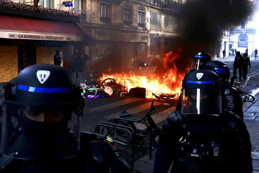 Los disturbios vuelven al centro de París un día después de la gran revuelta