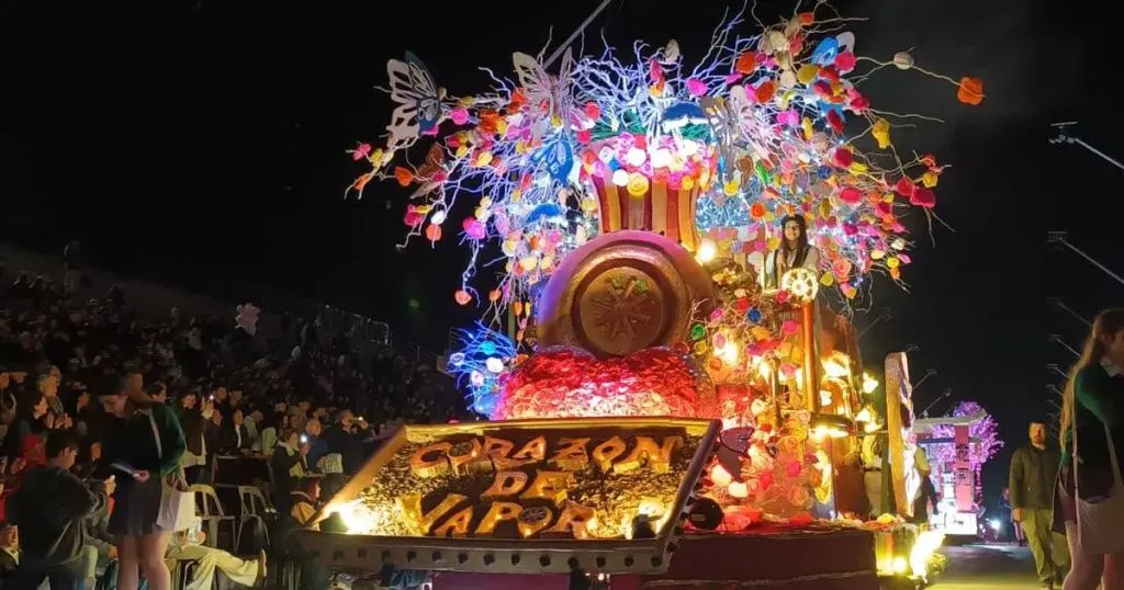Los estudiantes volvieron a deslumbrar con su arte en el Desfile de Carrozas