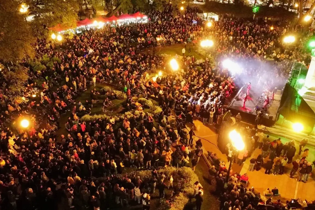 Los Iracundos convocaron a una multitud en Plaza Ramírez