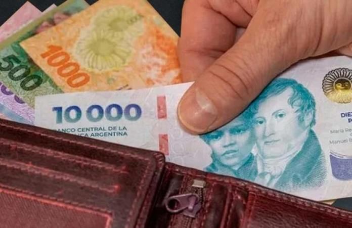 Los salarios formales le ganaron a la inflación en agosto, pero acumulan una caída real del 2,3% en el último año
