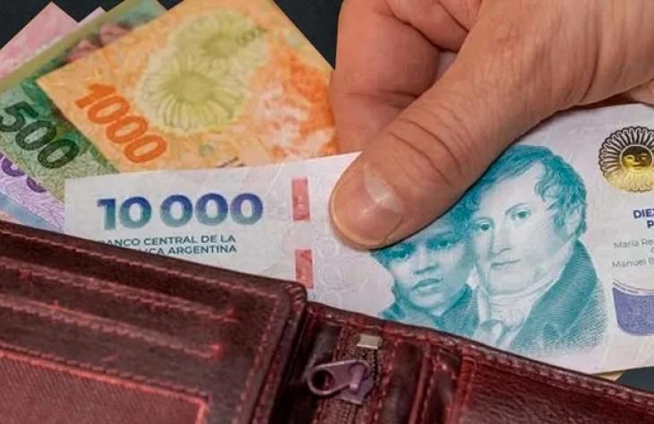 Los salarios formales le ganaron a la inflación en agosto, pero acumulan una caída real del 2,3% en el último año