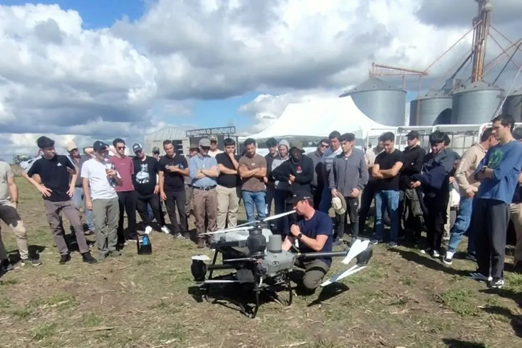 Lucas González cerró la capacitación para drones pulverizadores